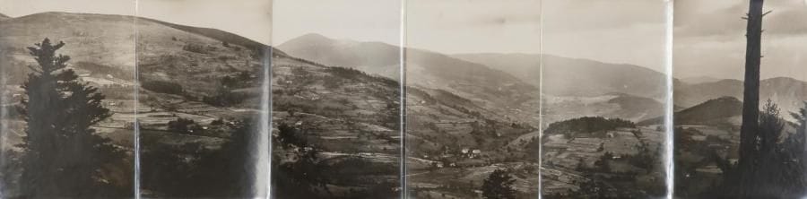 Photographe militaire

Première Guerre mondiale, 1914-1918. 

Vues aériennes. Panoramas. 

Groupe des Canevas de Tir. Station obervatoire Tête des Faux. Station obervatoire Noirmont. Groupe des Canevas de Tir. Station obervatoire de Belmont. 

Une (1) épreuve argentique d'époque et trois (3) panoramas composés respectivement de 20, 6 et 8 épreuves argentiques d'époque. Légendes manuscrites à l'encre noire sur les versos. 

Formats des panormas : de 28,5 x 27,5 à 91 x 22,5 cm 

Format de l'épreuve : 24 x 18 cm 