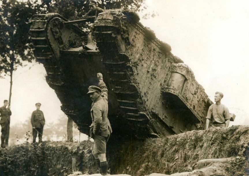 Photographe de guerre

Première guerre mondiale, 1914-1918. 

Prisonniers allemands. L'offensive allemande. Bataille de Broodseynde. Soldats anglais. Les forces anglais en italie. Les forces anglaise en France. Lancé de rockets dans les tranchées. Réponse armée à l'offensive allemande. Bataillon anglais dans les tranchées. La cavalerie anglaise. Le roi George V. Bataille de Menin road. Mitrailleuses. 

32 épreuves argentiques d'époque dont certaines (4) contrecollées sur cartons. Tampon de presse, d'institutions et légendes tapuscrites sur étiquettes contrecollées aux versos. 

Formats : de 12 x 17 à 16,5 x 21,5 cm 