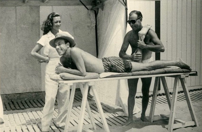 J. Feneyrol - A. Wyrsch et divers

Jacques Fath et son cercle, 1930-1970.

Charles Simoni, collaborateur de Jacques Fath. Bal chez Jacques Fath à Corbeville. Lise Deharme. Denise Bourdet. Philippe Venet. Saint Catherine chez Jacques Fath.  

40 épreuves argentiques d'époque. Nombreuses légendes, dates, annotations et tampons de photographes aux versos.

Formats : de 5 x 6 à 18 x 24 cm