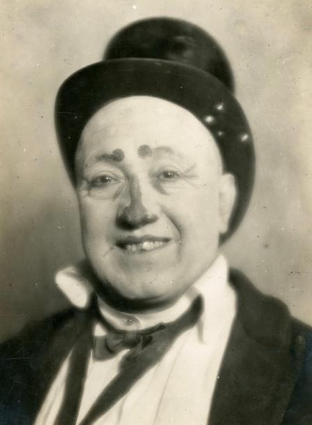 Photographe non identifié 

Paul Fratellini, 1920. 

Épreuve argentique d'époque. Tampon de presse et légende manuscrite à la mine de plomb au verso. 

24 x 18 cm