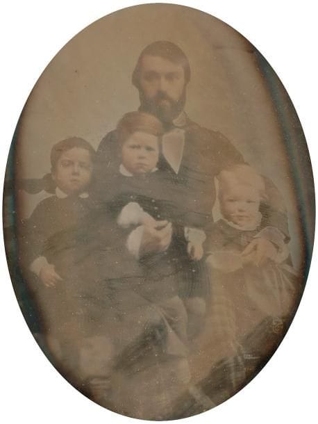 Daguerréotypiste non identifié 

Père et ses trois enfants, c. 1845. 

Daguerréotype 1/4 de plaque dans son montage et son cadre d'origine. 

8,5 x 6,5 cm (ovale) 