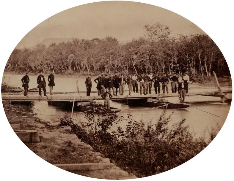 Photographe non identifié

Groupe de militaires sur un pont flottant éphémère, c. 1880.

Épreuve sur papier albuminé contrecollée sur carton.

16 x 20,5 cm