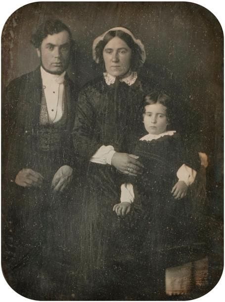 Daguerréotypiste non identifié

Portrait de famille, c. 1850.

Daguerréotype demi-plaque, dans son montage et son cadre d'époque.

Format du daguerréotype : 12 x 9 cm à vue