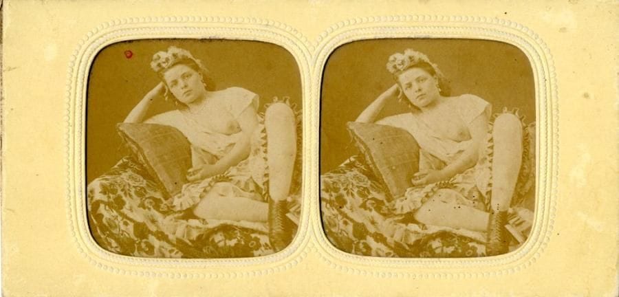 Photographe non identifié 

Scenettes érotiques, c. 1870. 

Neuf (9) épreuves stéréoscopiques pour vue par transparance sur papier albuminé colorisées et certaines perforées.

Format du montage : 8,5 x 17,5 cm
