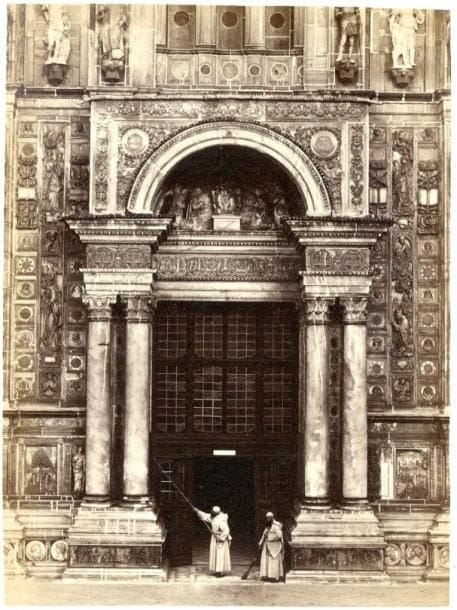 Photographe non identifié

Chartreuse de Pavie, 1873.

Ricordo della Certosa di Pavia.

Album petit in-4 oblong en percaline verte titré sur le premier plat composé de 18 épreuves sur papier albuminé contrecollées sur cartons. Nombreuses légendes à l'encre sur les montages.

10 x 13,5 cm