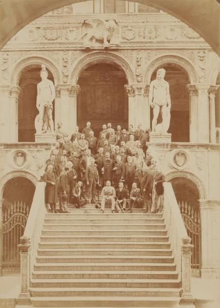 Giovanni Battista Brusa (actif 1860-1880)

Venise, Palais des Doges, c. 1880.

Groupe d'artistes devant l'Escalier des Géants.

Épreuve sur papier albuminé contrecollée sur carton. Timbre sec du photographe sur le montage.

39 x 27 cm 