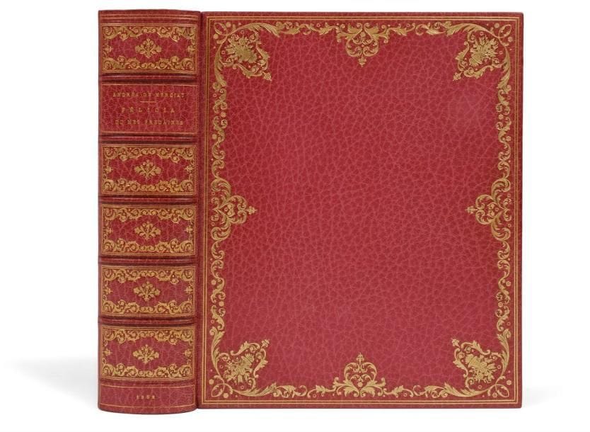 [FEL (William)] - NERCIAT (Andréa de).
Félicia ou mes fredaines. Roman.
S.l. : Deux-Rives, [1952]. — In-8, 217 x 180 : frontispice, 348 pp., (4 ff. 3 derniers blancs), 17 planches, couverture illustrée. Maroquin vieux rose, dentelle dorée et double filet doré en encadrement sur les plats, dos à nerfs orné, encadrement de maroquin vieux rose à l’intérieur, orné d’une dentelle dorée, doublures et gardes de soie moirée grise, tranches dorées sur témoins, couverture et dos conservés, chemise à dos et bandes à recouvrement de maroquin rose, étui bordé (Alix 1969).
Belle édition tirée à 1034 exemplaires, illustrée de 19 compositions en couleurs de William FEL dont une sur la couverture et 18 hors texte.
Un des 25 exemplaires sur vélin de Hollande, second papier après 19 sur Madagascar, enrichis d’une pointe sèche spéciale tirée sur japon impérial supernacré et d’une suite en noir des illustrations.
Exemplaire unique, superbement relié par Alix, enrichi de 4 reproductions de gravures libres du XVIIIe siècle, des 12 eaux-fortes en couleurs avec remarques de TIMAR pour l’édition Briffaut des années 20 ou 30, d’une suite en noir avec remarques de ces eaux-fortes, et des 26 compositions en couleurs de Henriette BELLAIR pour l’édition Briffaut des années 40.
Provenance : docteur Aubin, avec ex-libris en lettres dorées sur l’encadrement de la doublure.