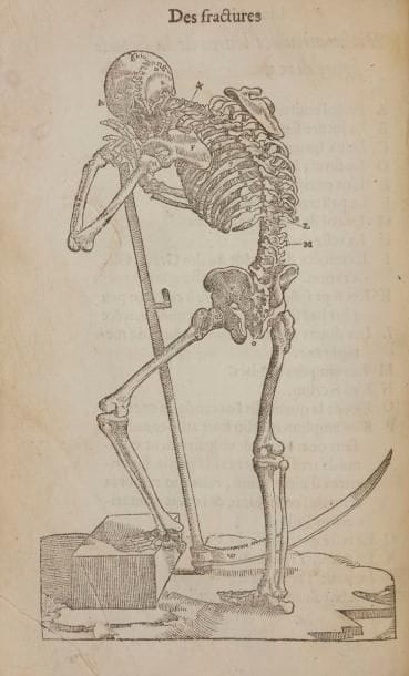 PARÉ (Ambroise).
Dix livres de la chirurgie, avec Le Magasin des Instrumens necessaires à icelle.
Paris : imprimerie de Jean Le Royer, 1564. — In-8, 155 x 98 : (26 ff.), 232 ff., (18 ff.). Veau granité, filet à froid en encadrement sur les plats, dos à nerfs orné, tranches mouchetées (reliure moderne, Abbaye Saint Louis du Temple).{CR}Tchémerzine, V, p. 35.
ÉDITION ORIGINALE TRÈS RARE, DÉDIÉE AU ROI CHARLES IX.
Cet ouvrage constitue l’un des premiers traités de chirurgie pratique. L’auteur entendait faire connaître ce que lui ont appris ses nombreuses expériences de guerre. C’est la première fois que Paré est désigné « premier chirurgien du roi » sur le titre. 
L’ouvrage est divisé en 10 livres : Des playes faittes par haquebuttes, ou autres bastons à feu, & des accidens d’icelles. - Des playes faites par flesches, & semblables bastons. - Des fractures et des os. - Des contusions. - La maniere de penser les Combustions, faittes principallement par la poudre à canon. - La maniere de traitter les caries des os. - La gangrene & mortification. - Des Chaudes-pisses & carnositez engendrees au meat urinal. - Des pierres qui s’engendrent en la vessie & aux Reins. - De la suppression d’urine.
Paré reprend dans les 7 premiers livres les traités qu’il avait publiés auparavant mais avec des additions notables. Les 3 derniers sont totalement nouveaux.
On trouve également en tête, à la suite de l’épître, un discours de l’auteur adressé au roi « touchant le fait des harquebuses & d’autres bastons à feu. » L’ouvrage se termine enfin par la description et la représentation de divers instruments de chirurgie, qui montre tous les talents d’inventeur de Paré. 

C’est dans ce livre que se trouve le premier usage connu du mot bistouri, que l’auteur orthographie « bistorie », dans le sens médical, et il contient également la première description de la ligature des artères et veines, se substituant à l’usage du cautère dans les amputations. 
Bien que datée 156