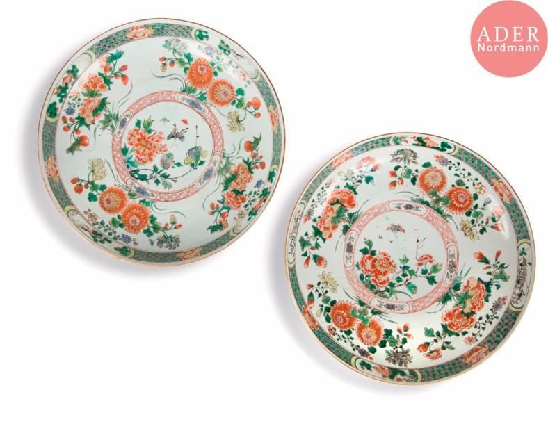 CHINE - Époque KANGXI (1662 - 1722)
Deux plats ronds en porcelaine émaillée polychrome de la famille verte à décor de fleurs de lotus et chrysanthèmes et papillon en vol, de carpes et écrevisses en réserve sur fond de croisillons. (Restaurés, anciennement cassés en deux).
Diam. : 35,7 cm.