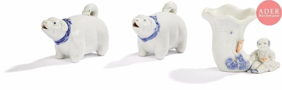 JAPON - Époque MEIJI (1868 - 1912)
Ensemble en porcelaine bleu blanc comprenant une petite coupe formant fleur, un enfant assis accoudé à elle, deux chiens marchant. (Fêlure sur le dos d’un chien, égrenure à une feuille et à un bouton de fleur). 
H. : 6,4 à 7,3 cm. 