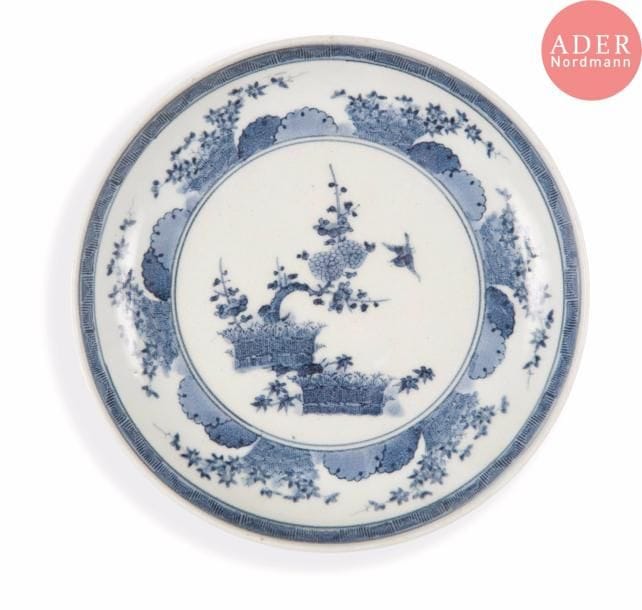 JAPON - Époque MEIJI (1868 - 1912)
Coupe en porcelaine décorée en bleu sous couverte de branches de cerisiers en fleurs au centre, au revers la marque apocryphe de Chenghua.
Diam. : 19,6 cm