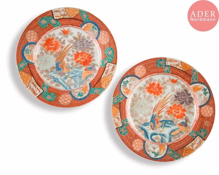 JAPON - Époque MEIJI (1868 - 1912)
Paire d’assiettes en porcelaine émaillée en rouge de fer, bleu, aubergine, vert et or, de phénix perchés sur des rochers sur fond de chrysanthèmes.
Diam. : 24,5 ; 25 cm.