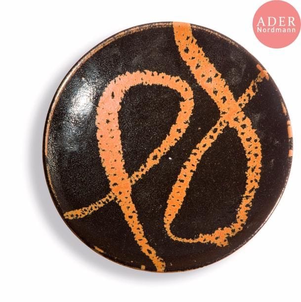JAPON - Hamada Shoji (1894 - 1978)
Plat en céramique émaillée noir et ocre à motifs géométriques de cordes.
Diam. : 26,2 cm.