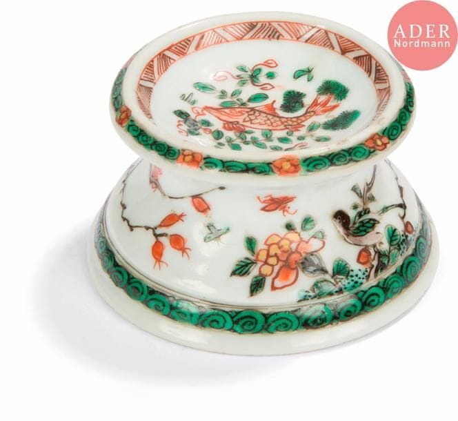 CHINE - Époque KANGXI (1662 - 1722)
Saleron en porcelaine émaillée polychrome de la famille verte d’une carpe parmi des feuillages, d’oiseaux perchés sur des branches fleuries sur la panse. (Égrenures).
H. : 4,7 cm.