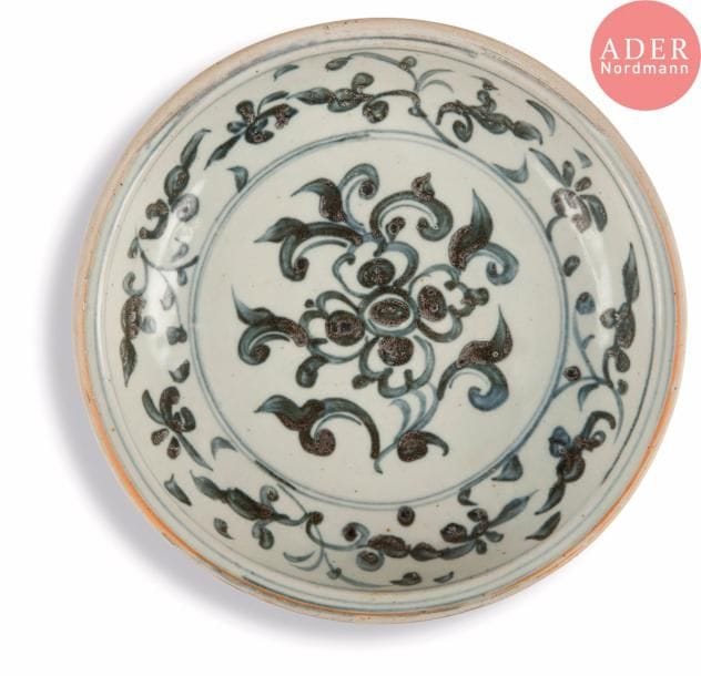 VIETNAM - XVe siècle
Plat en porcelaine émaillée bleu à décor de lotus stylisés.
Diam 23,8 cm. (Bordure meulée).
