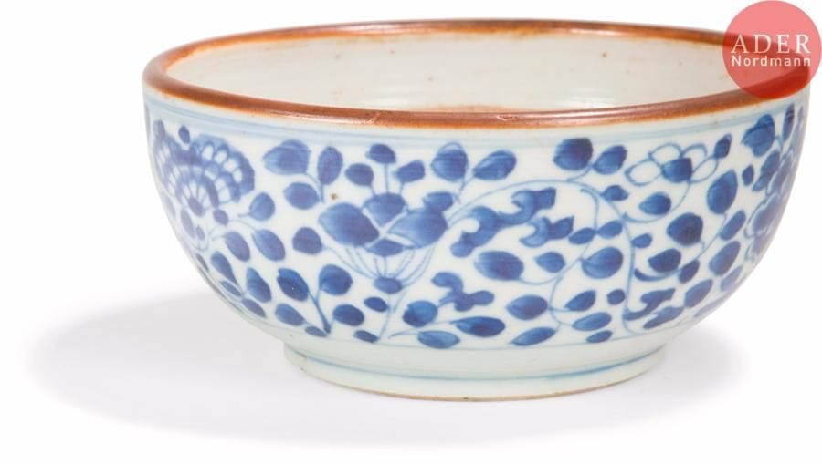 VIETNAM - XVIIIe siècle
Bol en porcelaine décorée en bleu sous couverte de pivoines dans leur feuillage.
Diam. : 17 cm