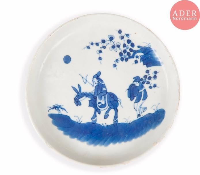 VIETNAM, Hue - XVIIIe siècle
Coupelle en porcelaine décorée en bleu sous couverte de lettré sur sa mule suivi de son serviteur. Marque Wan Yu. (Ébréchures).
Diam. : 14,5 cm