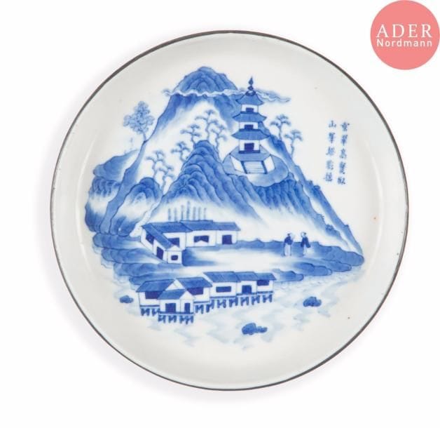 VIETNAM, Hue - XVIIIe siècle
Coupe en porcelaine décorée en bleu sous couverte de pagode sur une montagne avec poème. (Bord cerclé de métal).
Diam. : 16,8 cm