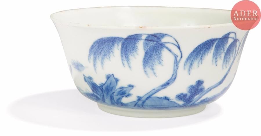 VIETNAM, Hue - XVIIIe siècle
Bol en porcelaine décorée en bleu sous couverte de lettré dans une barque, poème et saule pleureur. Au revers, la marque Jin shan pian yu.
Diam. : 14,6 cm