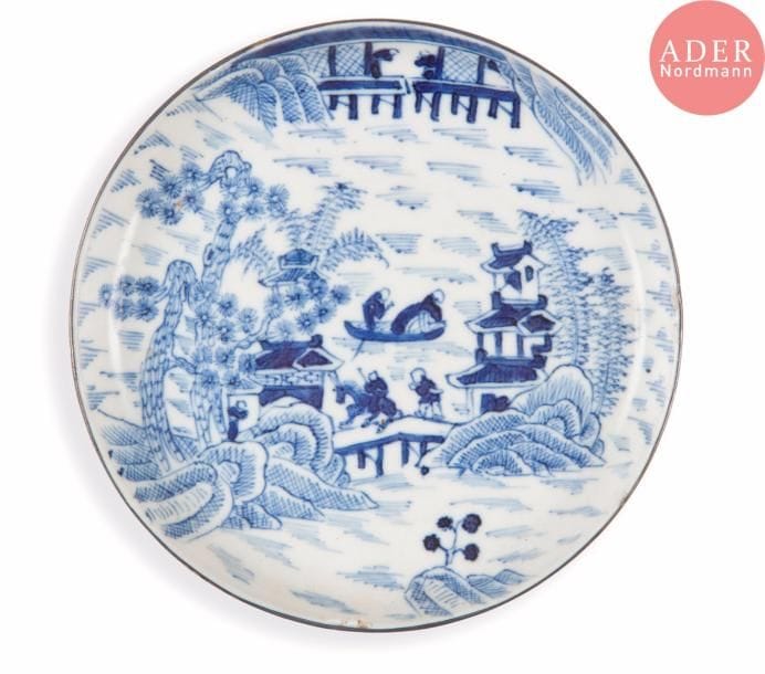 VIETNAM, Hue - XVIIIe / XIXe siècle
Coupe en porcelaine décorée en bleu sous couverte de cavaliers et barques dans un paysage lacustre. (Bord cerclé, petits éclats au bord).
Diam. : 14,5 cm