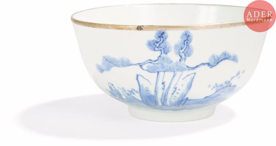 VIETNAM, Hue - XVIIIe / XIXe siècle
Bol en porcelaine décorée en bleu sous couverte de pêcheur dans sa barque et poème. (Bord cerclé de métal. Fêlure).
Diam. : 16,3 cm