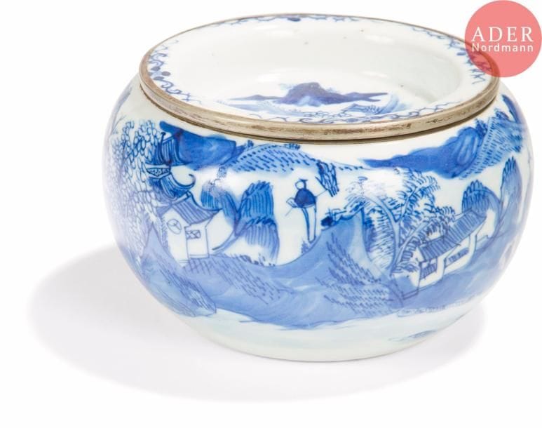 VIETNAM, Hue - XVIIIe / XIXe siècle
Pot couvert en porcelaine décorée en bleu sous couverte de lettré dans un paysage lacustre. (Fêlure au couvercle, bord cerclé de métal).
H. : 9 cm - Diam. : 14 cm