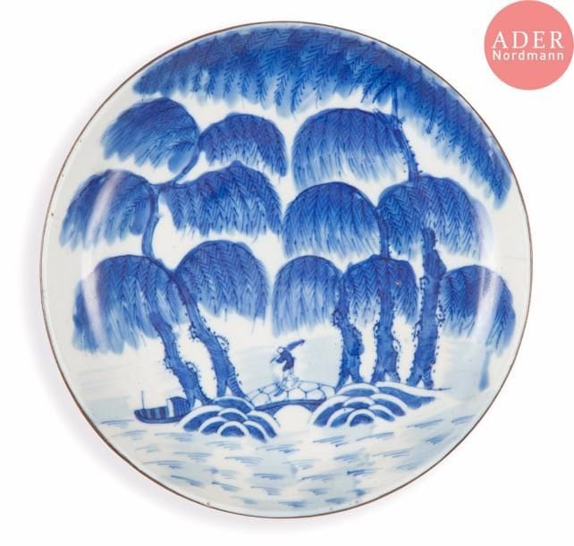 VIETNAM, Hue - XVIIIe / XIXe siècle
Coupe en porcelaine décorée en bleu sous couverte de personnage traversant un pont sous les saules pleureurs. Marque Wan Yu. (Fêlure, bord cerclé de métal, un éclat recollé).
Diam. : 18 cm
