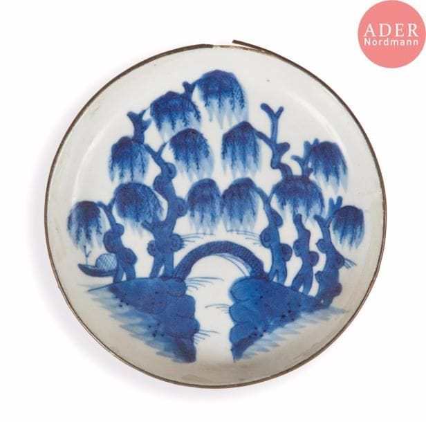 VIETNAM, Hue - Début XIXe siècle
Coupe en porcelaine décorée en bleu sous couverte de saule pleureurs et rivière. Marque Wan Yu. (Fêlure, bord cerclé de métal, éclat).
Diam. : 13,2 cm