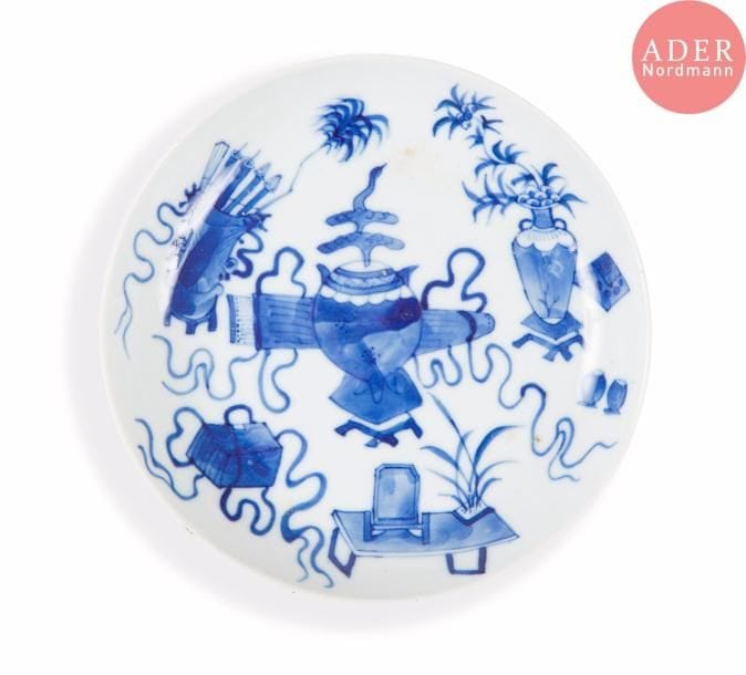 VIETNAM, Hue - XIXe siècle
Coupe en porcelaine décorée en bleu sous couverte de sujets mobiliers.
Diam. : 17,8 cm