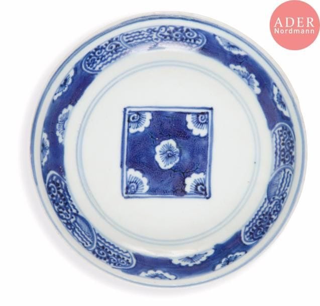 VIETNAM, Hue - XIXe siècle
Coupe en porcelaine décorée en bleu sous couverte d’un carré au centre décoré de fleurs stylisées. Marque Jin yu.
Diam. : 20,4 cm