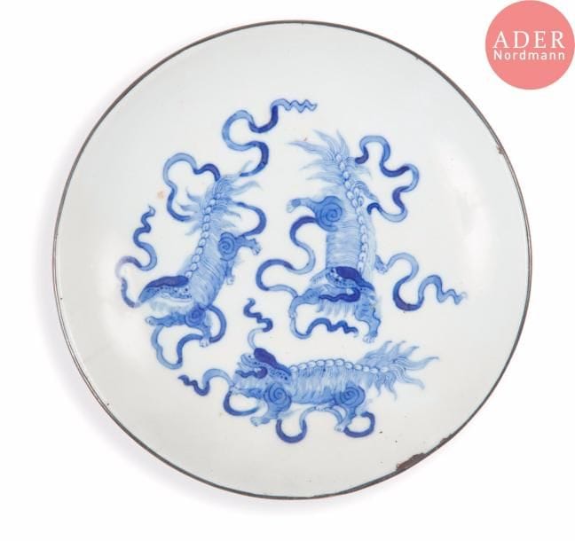VIETNAM, Hue - XIXe siècle
Coupe en porcelaine décorée en bleu sous couverte de trois chimères. (Ébréchures au bord et fêlure, bord cerclé de métal).
Diam. : 14,8 cm