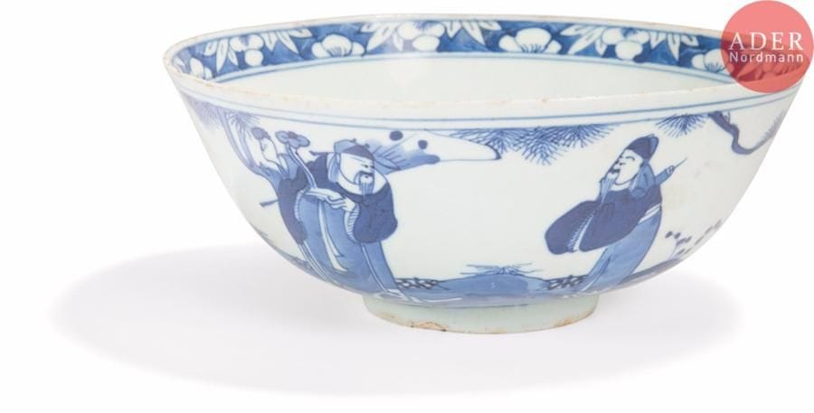 VIETNAM - XIXe siècle
Grand bol en porcelaine décorée en bleu sous couverte des Trois Dieux Etoiles (Fu Lu Shou Xing). Marque apocryphe de Kangxi. (Ébréchures au bord, rayures).
Diam. : 22 cm