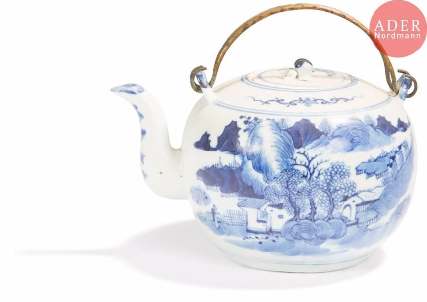 VIETNAM - XIXe siècle 
Théière en porcelaine décorée en bleu sous couverte de paysage lacustre et personnage. 
H. : 11 cm