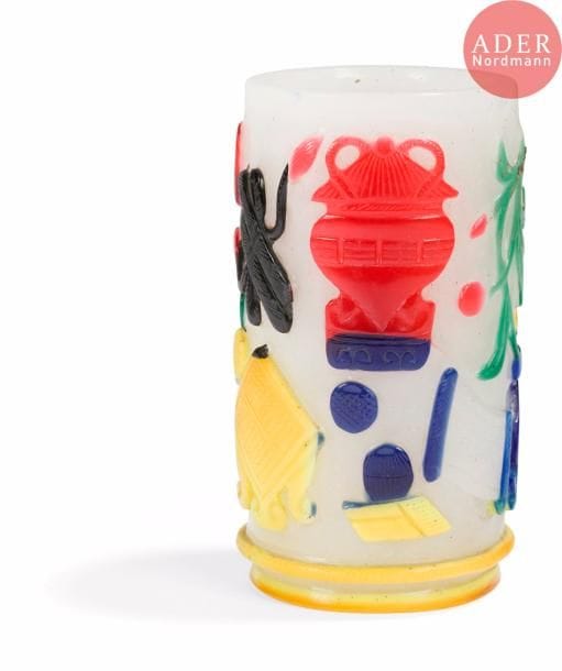 CHINE - XXe siècle
Porte-pinceaux en verre translucide à bulles décoré en overlay cinq couleurs de sujets mobiliers et chauves-souris.
H. : 11 cm