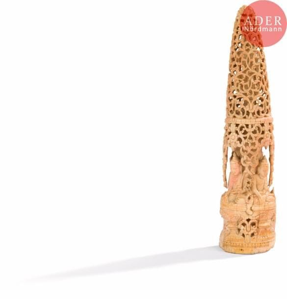 BIRMANIE - XVIIIe siècle
Groupe en ivoire sculpté et ajouré de feuillages stylisés abritant les cinq bouddhas assis en padmasana sur le lotus. (Manques et accidents).
H. : 21,8 cm. 