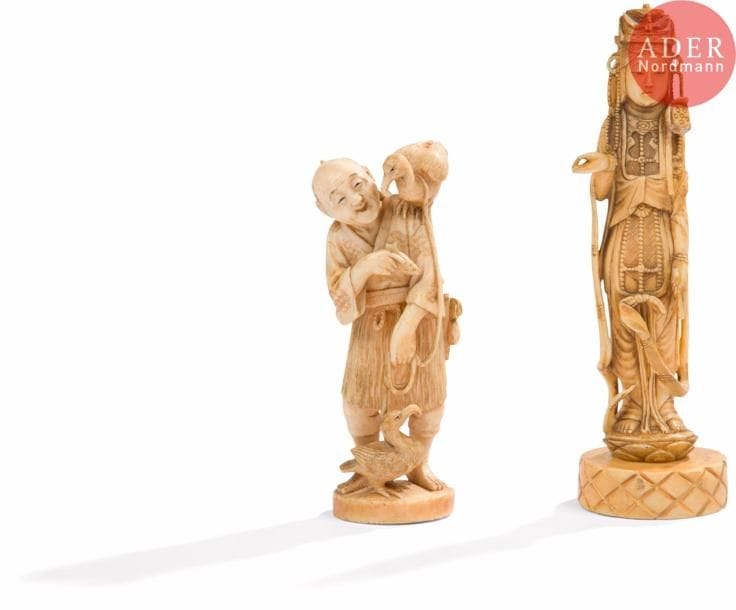 JAPON - Époque MEIJI (1868 - 1912)
Deux okimono en ivoire sculpté, pêcheur debout dressant ses pélicans, Kannon debout sur le lotus tenant le rouleau dans la main droite, la main gauche en vitarka mudra (oiseau recollé à l’épaule du pêcheur, accidents aux doigts, au rouleau et au lotus).
H. : de 12,3 à 16,1 cm.