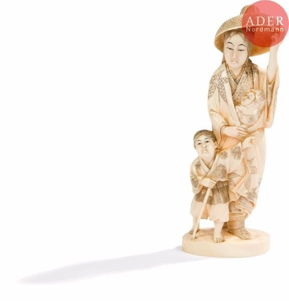 JAPON - Époque MEIJI (1868 - 1912)
Okimono en ivoire sculpté, femme debout tenant son bébé de la main droite, son chapeau de la main gauche, un enfant à ses pied. (Gerces naturelles).
H. : 19,8 cm. 
