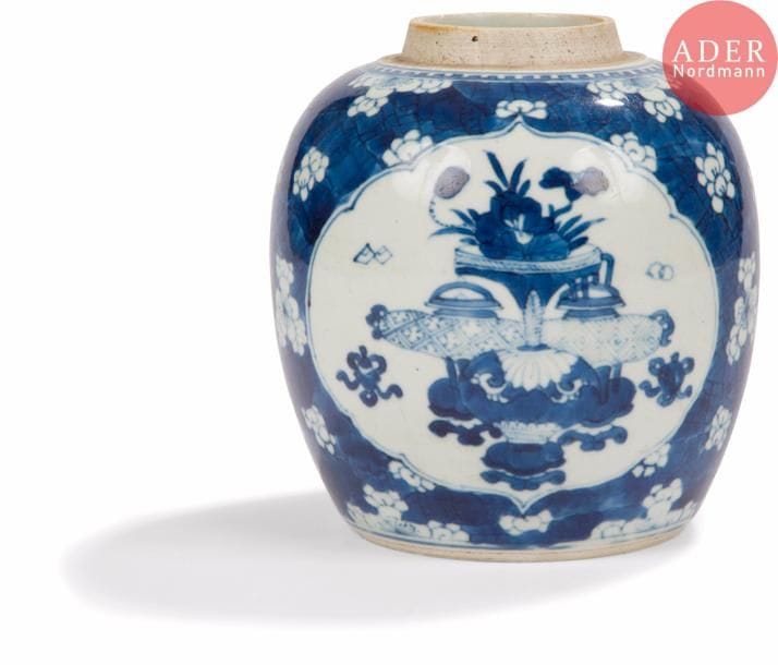CHINE - Époque KANGXI (1662 - 1722)
Pot à gingembre en porcelaine bleu blanc à décor dans une réserve polylobée d’objets mobiliers sur fond de miroir brisé. (Manque le couvercle).
H. : 17,5 cm.