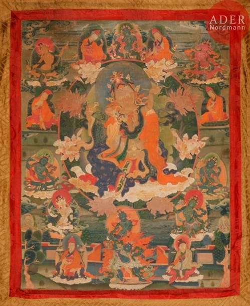 TIBET - XVIIIe siècle
Tangka, détrempe sur toile. Manifestation tantrique de Padmasambhava à quatre bras, assis sur le lotus tenant le vajra, l’ankusha, le kapala surmonté du kalasha, entouré de lamas, les tara verte et blanche, et de divinités en furie. (Taches, usures, repeints).
Dim. : 62,5 x 49,3 cm.