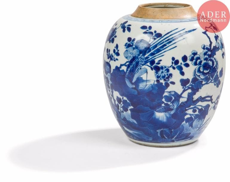 CHINE - XVIIIe siècle
Pot à gingembre en porcelaine bleu blanc à décor de branches fleuries de prunus et de deux faisans parmi les rochers, le col bordé d’une frise à la grecque. (Un saut d’émail, rayures d’usage, un léger éclat en bordure interne du col).
H. : 23,2 cm. Manque le couvercle.
