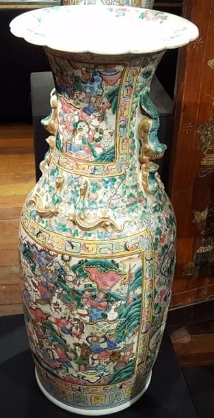 CHINE, Canton - fin XIXe siècle
Vase hexagonale en porcelaine polychrome.
(Fêlures, restaurations).
H. : 39 cm.