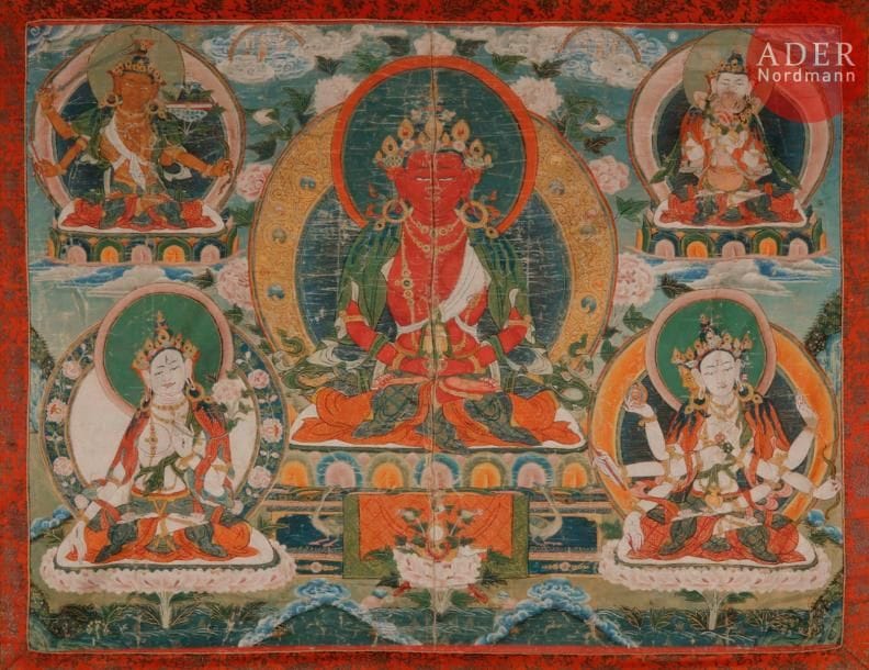 TIBET - XVIIIe siècle
Tangka, détrempe sur toile. Le bouddha Amitayus rouge, bouddha de la vie infinie, au centre, assis en padmasana les mains en dhyana mudra tenant le Kalasha, entouré en partie supérieure de Vajranangamanjughosa et d’un yidam en vajrahumkara avec sa sakti, en partie inférieure de la Tara blanche et d’ Usnisavijaya à trois visages et huit bras, symbolisant les « trois Déités de longévité », sur fond de ciel bleu. (Pliures importantes).
Dim. : 82 x 102 cm. 