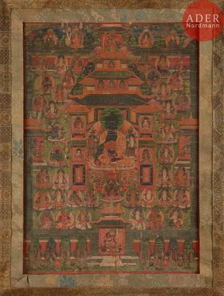 TIBET – XVIIIe / XIXe siècle
Petit tangka, détrempe sur toile. Bhaishajyaguru bleu foncé, bouddha de la médecine, assis en padmasana sur le lotus devant un temple, la main droite en varada mudra, geste du don, tenant une tige d’arura, le bol à aumônes reposant dans sa main gauche, entouré de bouddhas, lamas et divinité en furie. (Usures, déchirures).
Dim. : 55 x 40 cm. Encadré.