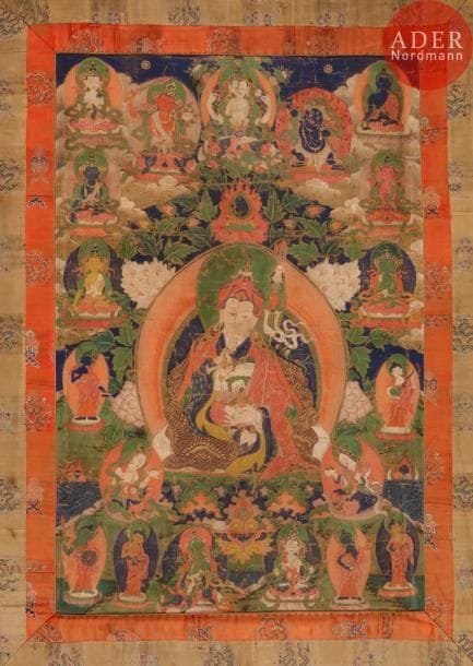 TIBET – XVIIIe / XIXe siècle
Tangka, détrempe sur toile. Padmasambhava au centre, assis sur le lotus tenant le trident et le vajra, entouré de bouddhas, taras, et divinités courroucées. (Usures, taches).
Dim. : 67 x 45 cm. 