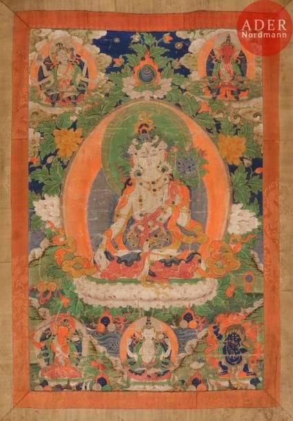 TIBET – XVIIIe / XIXe siècle
Tangka, détrempe sur toile. Au centre, la Tara blanche, dite « la libératrice blanche », assise sur le lotus, tenant une fleur de lotus épanouie dans sa main gauche en vitarka mudra, entourée de divinités, tara, manjusri et bouddha. (Usures, rayures, petites taches en partie inférieure).
Dim. : 62 x 40 cm. 