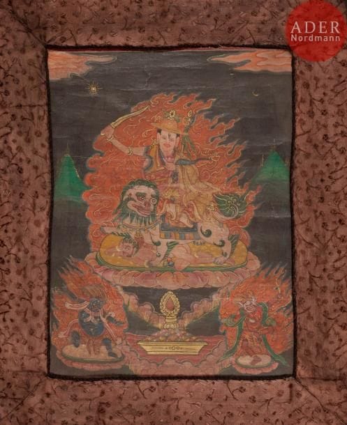 TIBET - Début XIXe siècle
Petite tangka, détrempe sur toile. Le brahma blanc, dit « Tsangpa Karpo », le « pure blanc », assis sur un cheval, brandissant le khaga de sa main droite, tenant une corbeille de joyaux de la main gauche, entouré d’autres brahma dans les nuages. (Pliures).
Dim. : 25,5 x 19 cm.