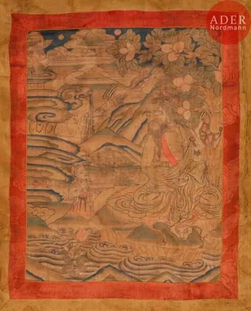 TIBET - XIXe siècle
Tangka, détrempe sur toile. Yogi Jetsun Milarepa assis en padmasana, les mains en dhyana mudra, au bord d’une rivière, une femme lui apportant un livre. (Taches d’humidité).
Dim. : 50,3 x 37,9 cm.