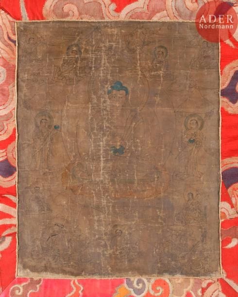 TIBET - Vers 1900
Tangka en hauteur sur panneau, détrempe sur toile. Sakyamuni au centre, assis en padmasana sur le lotus, la main droite en bhumisparsa mudra, geste de la prise de la terre à témoin, tenant le bol à aumônes dans la main gauche, entouré de luohan. (Usures, pliures).
Dim. : 41 x 32 cm. 