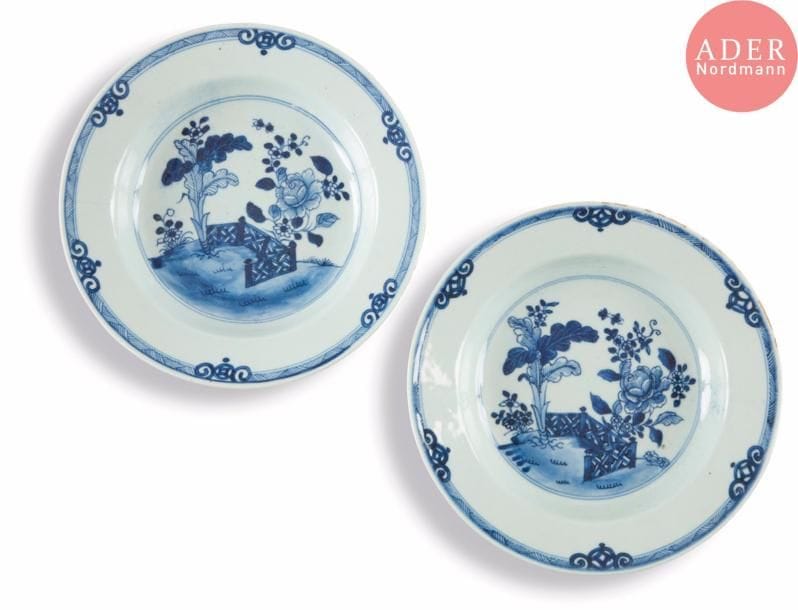 CHINE - XVIIIe siècle
Deux assiettes en porcelaine bleu blanc à décor de bouquets fleuris. (Égrenures, fêlures).
Diam. : 23,2 cm.