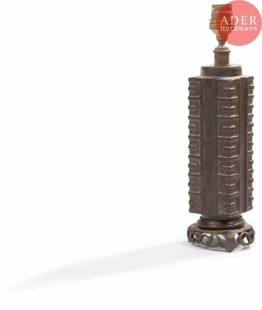 CHINE - Fin Époque SONG (960 - 1279)
Vase « cong » en bronze à patine brune monté sur un socle ajouré de rinceaux stylisés en bronze.
H. : 21,4 cm. Monté en lampe postérieurement XVIIIe. (Fond percé, col meulé).
